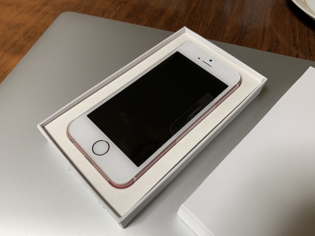 iPhoneSEのバッテリー交換はアップルストアで修理可能。無料交換できる 